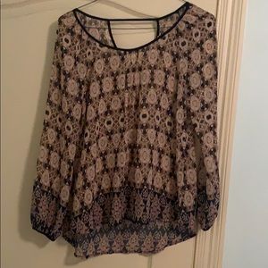 Patterned long sleeve blouse.
